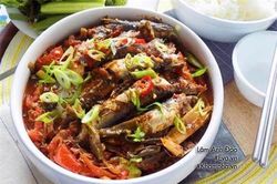 Cá trích kho cà chua rẻ tiền mà trôi cơm cho ngày mưa bão