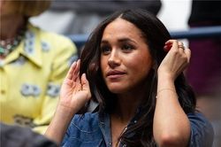 Khoảnh khắc Meghan Markle tự nói chuyện một mình vì bị phớt lờ đến nỗi mặt biến sắc trên khán đài ở Mỹ khiến người dùng mạng hả hê