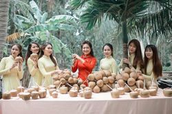 Về Bến Tre hỏi vợ 'bị' thách uống 100 quả dừa, cư dân mạng rần rần hỏi: Quê bạn có đặc sản gì thách cưới?