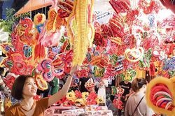 Đỏ mắt tìm đồ chơi trung thu truyền thống
