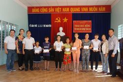 Tặng 27 suất học bổng cho học sinh các đảo phường Vĩnh Nguyên