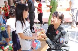 Mang Trung thu đến với trẻ mồ côi nương cửa Phật