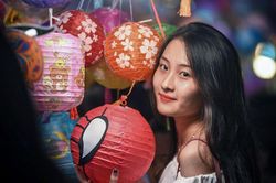 Phố cổ Hà Nội chật ních người đi chơi Trung thu