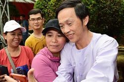 Người dân đổ xô về nhà thờ Tổ xem Hoài Linh làm lễ dâng hương