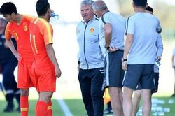 HLV Hiddink của U22 Trung Quốc bị chỉ trích vì thua U22 Việt Nam