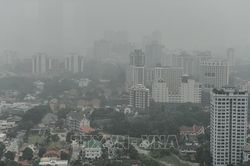 Malaysia 'gieo' mây để giảm khói mù