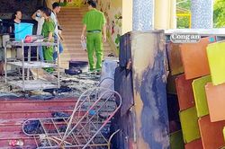 Cứu trò thoát khỏi đám cháy