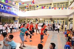 Vui Tết Trung thu cùng những học sinh đặc biệt