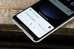 Google Assistant trên Pixel 4 được bổ sung tính năng 'Hold My Phone'
