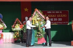 Hàng ngàn học sinh vùng lũ khai giảng năm học mới