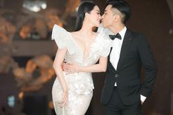 Vợ chồng Khánh Thi hôn nhau tình tứ ở đám cưới con gái đại gia Minh Nhựa