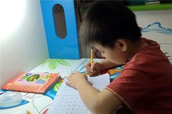 Nửa đêm ông bố nhắn tin hỏi 'Cô giáo đã ngủ chưa?', câu trả lời của cô khiến không ít phụ huynh bất bình
