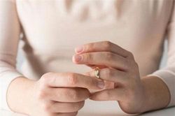 'Khó tin' vợ nằng nặc đòi ly dị vì chồng quá yêu chiều