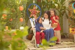Elly Trần khoe bộ ảnh Trung thu, thừa nhận 'hóa phù thủy' và bị ghét rất nhiều khi dạy con