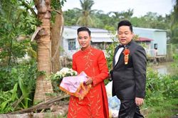 Ca sĩ Quang Lê làm bố chồng ở tuổi 39, đích thân đưa con trai xuống miền Tây rước dâu