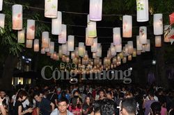 Trung thu lung linh sắc màu trên phố bích họa Phùng Hưng