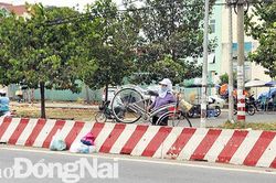 Vác xe đạp qua dải phân cách