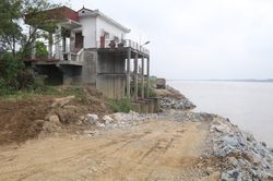 Đẩy nhanh tiến độ xử lý sạt lở đê tả Thao