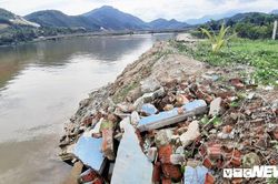 Người dân 'bằm nát' sông Cu Đê ở Đà Nẵng nuôi tôm trái phép