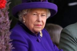 Nữ hoàng 'tổn thương và thất vọng' vì Meghan