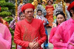 Nghệ sĩ Hoài Linh làm lễ rước kiệu trong ngày giỗ Tổ nghề