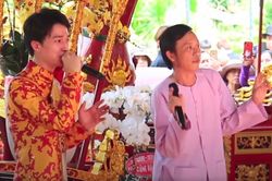 Hoài Linh nhún nhảy khi hát cùng con trai nuôi tại lễ giỗ Tổ nghề