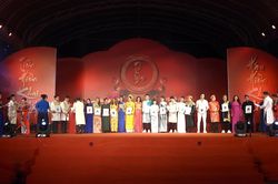 Nghệ sĩ sân khấu TPHCM mừng ngày giỗ tổ