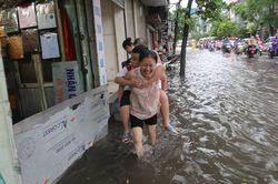 Hà Nội: Mưa lớn từ sáng sớm, người dân 'bì bõm' đưa con đi học, đi làm