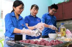 Lồng đèn vỏ lon, bánh trung thu handmade tặng trẻ em vùng sâu