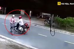 Người đàn ông chạy xe máy chặn đầu, sàm sỡ cô gái đi xe đạp ngay giữa đường