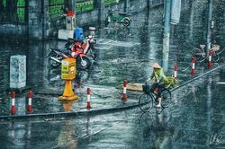Quên cảnh tắc đường đi, dòng người hối hả dưới cơn mưa chiều tan tầm ở Hà Nội cũng thơ mộng lắm