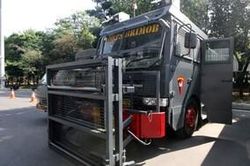 Sợ CĐV Indo 'làm loạn', ĐT Thái Lan rời sân bằng xe bọc thép
