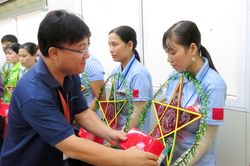 Tặng quà Tết Trung thu cho con đoàn viên, người lao động có hoàn cảnh khó khăn