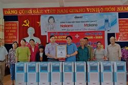 Tặng quạt cho các gia đình có hoàn cảnh khó khăn tại xã Xuân Giao và Sơn Hà (Bảo Thắng)
