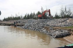 Khắc phục sự cố đê biển Hà Tĩnh 'hở hàm ếch' sau mưa lũ thế nào?