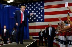 Ông Trump: Tôi sẵn sàng đội mưa để chứng minh tóc mình là thật