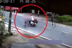 Clip: Gã đàn ông chặn xe đạp thiếu nữ để giở trò biến thái giữa đường
