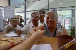 Hà Nội: Để được miễn phí vé xe buýt, người cao tuổi chỉ cần trình chứng minh thư nhân dân