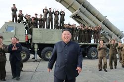 Ông Kim Jong Un chỉ đạo thử 'bệ phóng đa tên lửa siêu to'