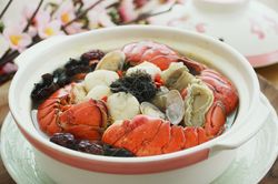 Canh hải sản ngập đuôi tôm hùm, bào ngư thượng hạng