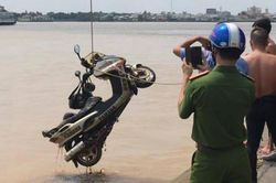 Tìm thấy xe máy của nhà báo tử vong dưới sông ở Sài Gòn