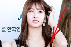 Momo Twice khiến fan 'đứng hình' khi tuột dây áo trên thảm đỏ