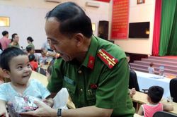 Trao quà Tết Trung thu cho các em thiếu nhi