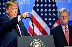 Chân dung cố vấn 'diều hâu' vừa bị Tổng thống Trump sa thải