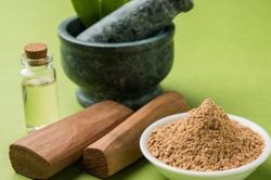 Vạn vật trở nên trầm lắng trước hương thơm thánh thiện của đàn hương