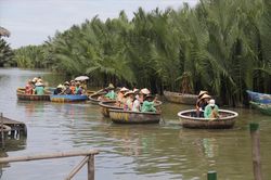 Bẻ lá dừa làm quà tặng cho du khách sẽ bị xử phạt