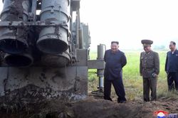 Ông Kim Jong Un giám sát thử bệ phóng tên lửa siêu lớn