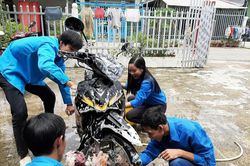 Đoàn viên thanh niên rửa xe gây quỹ tặng quà trung thu cho trẻ em khuyết tật