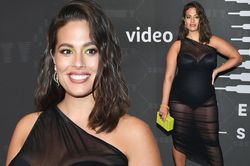 Mẫu ngoại cỡ Ashley Graham bầu 5 tháng vẫn mặc xuyên thấu gợi cảm