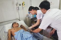 Bệnh nhân người Lào bị tràn dịch mủ màng phổi được bác sĩ Việt cứu sống